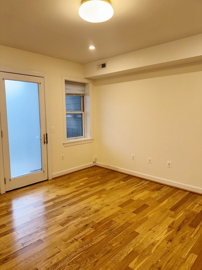 Photo - 2242 Ontario Rd NW Unit 2