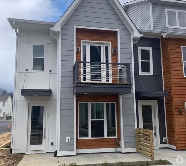 Building Photo - Spacious Townhome w/garage Unit #31