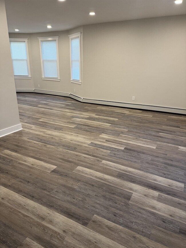 Photo - 655 Avenue C