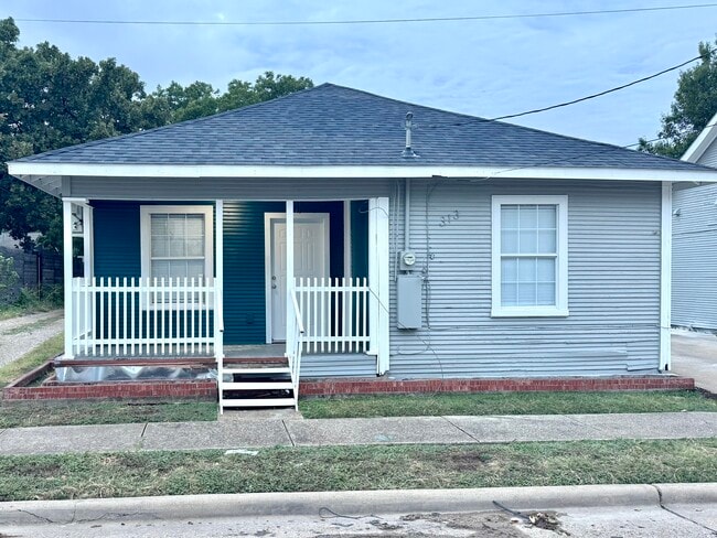 Building Photo - 313 N Llewellyn Ave Rental