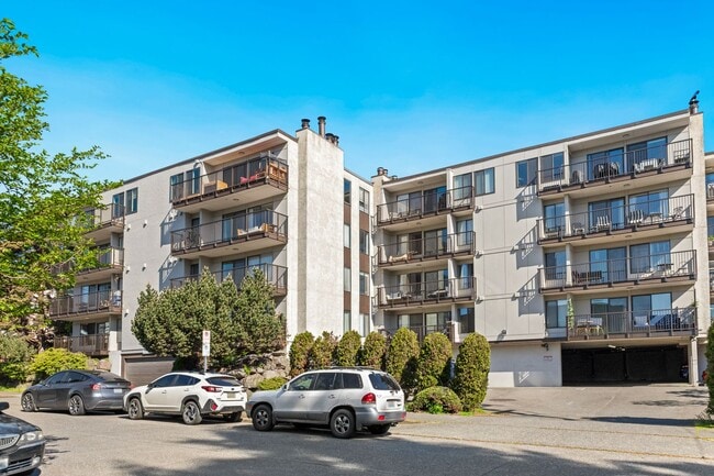 Photo - Large One bedroom condo with New Flooring, W/D, Parking, and WSG included!! Unit 101