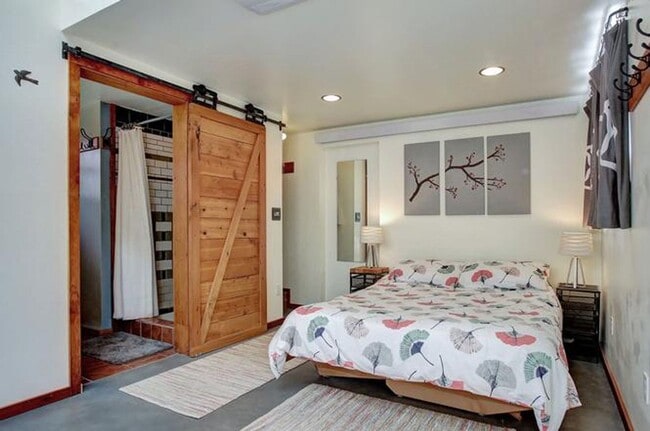 Photo - 1x1 in NE Portland!