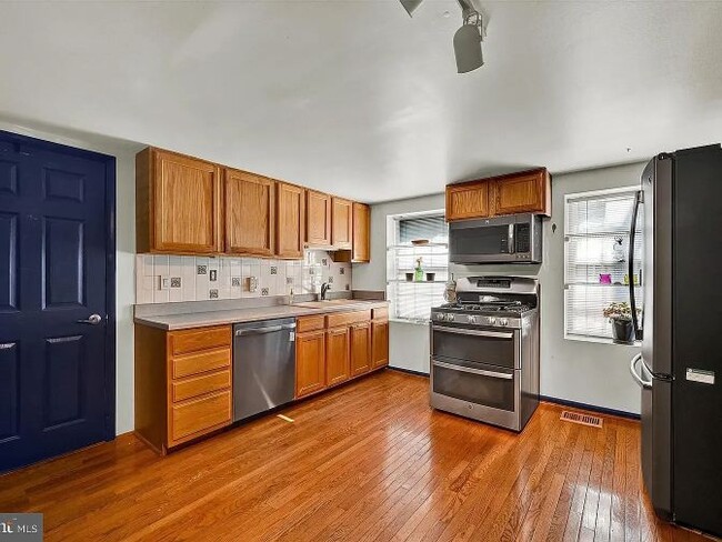 Kitchen 1st floor - 1005 S Kenwood Ave Unit Apt A