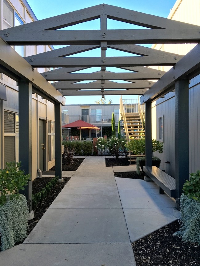 Kathleen Courtyard Entry