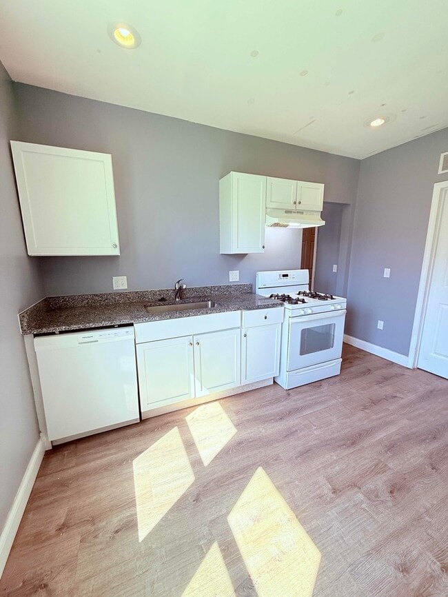 Photo - 3 Bed, 1 Bath Home with Modern Amenities / Vouchers Accepted / Available Now!