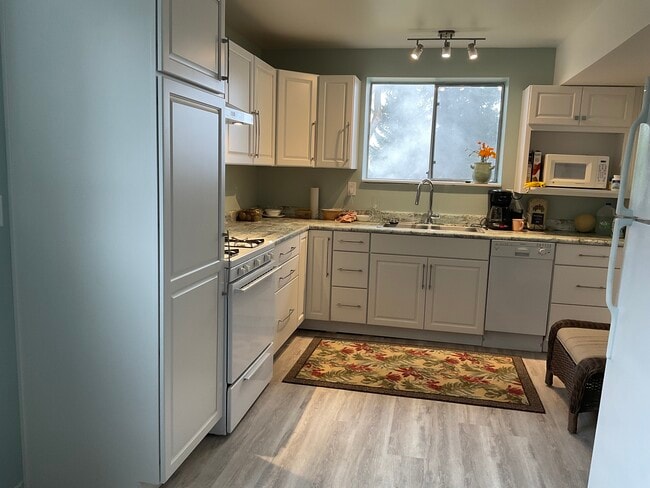 Fully equipped new kitchen , Dishwasher, Gas cooking, Large new Microwave/ Oven fan/ garbage disp. - 418 N Laguna St Unidad #B