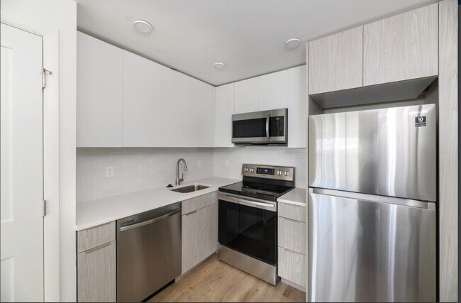 Building Photo - 62 Saunders St Rental