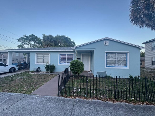 Building Photo - 1110 N Sapodilla Ave