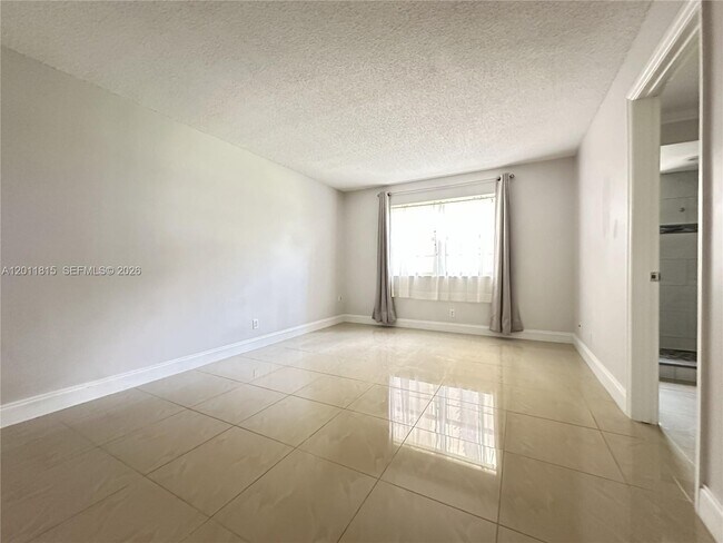Photo - 9370 SW 8th St Unidad 107