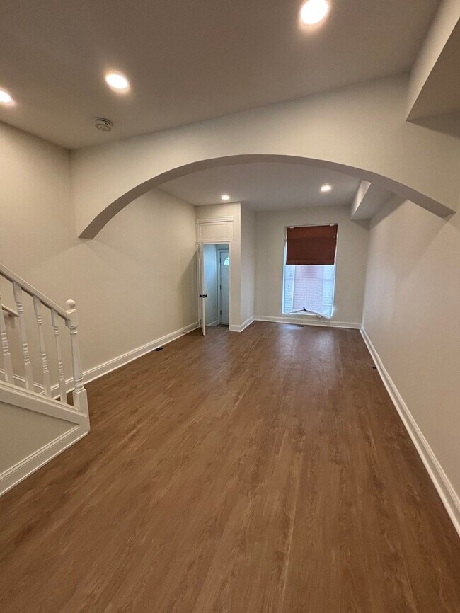 Building Photo - Rehabbed 4 bedroom Townhome