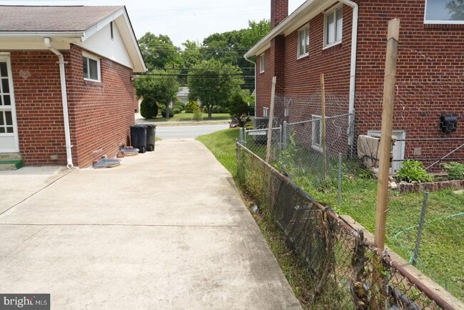 Building Photo - 7104 Adelphi Rd