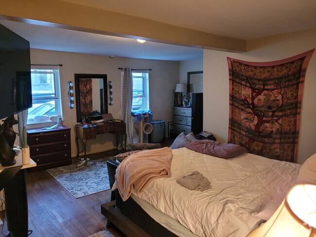 Building Photo - 1110 Sarah St Unit A Rental