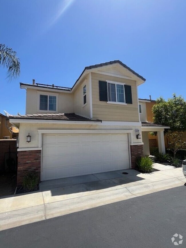 Building Photo - Beautiful, Spacious Home with solar-Desira...