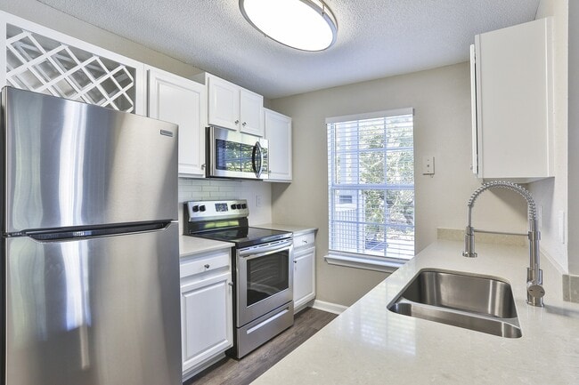 Crestmont at Thornblade Apartments