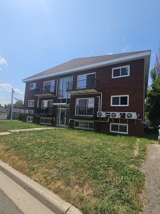 Building Photo - 17 Lockwood St Unit 12