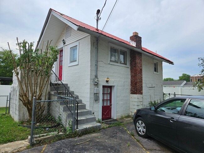 Building Photo - 403 Martin Ave Unit B Rental