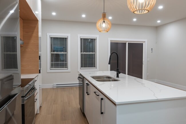 Building Photo - 119 Colonial Cres