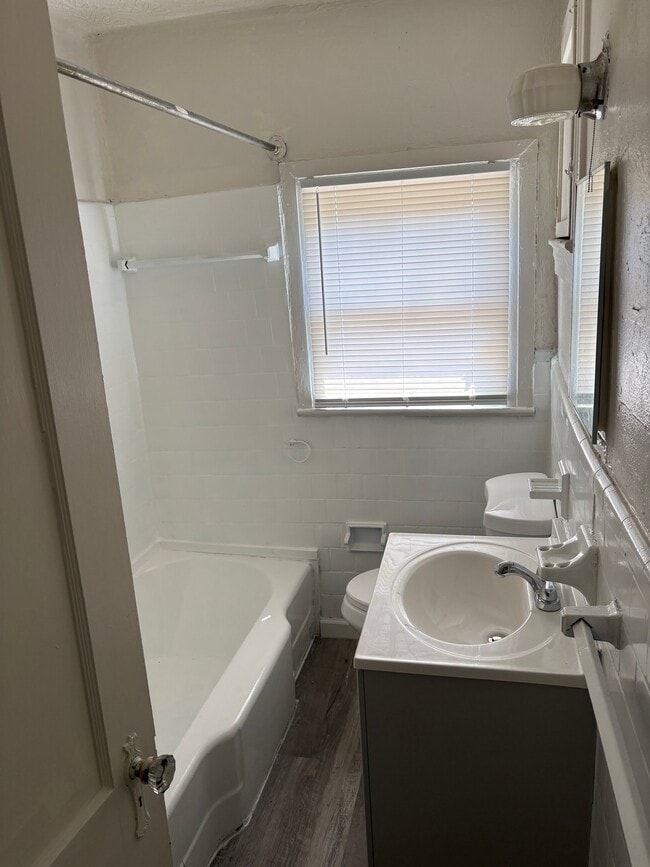 Photo - 1525 W 15th St