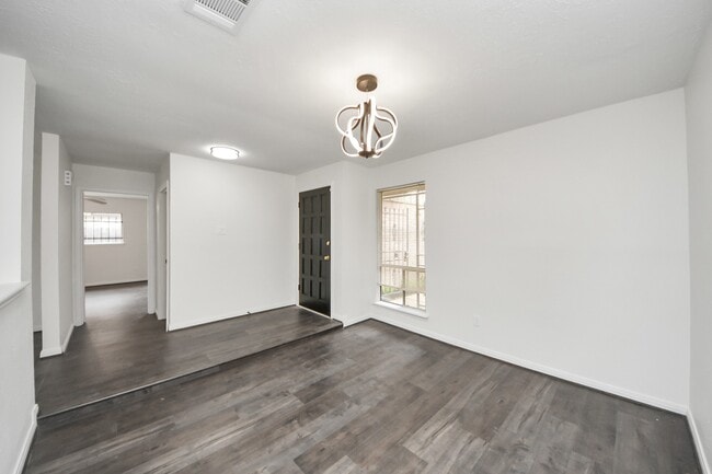 Photo - 1207 Park Knoll Ln