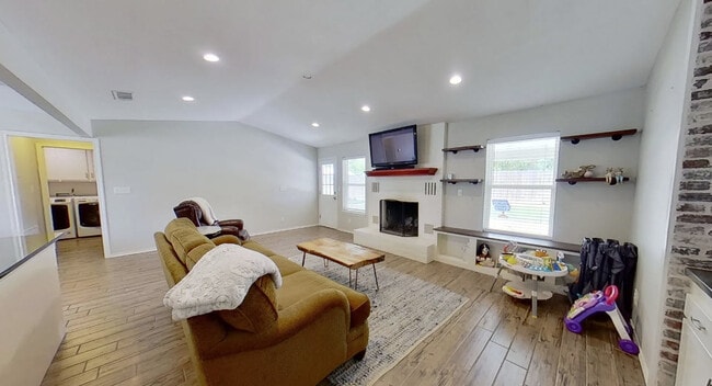 Photo - 323 Cardinal Dr