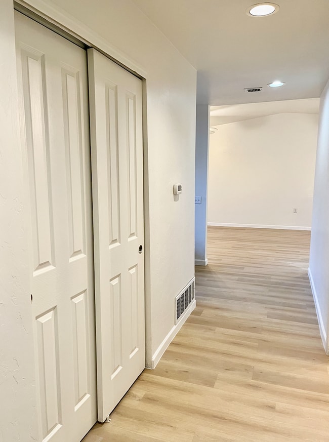 Photo - 4454 E 3rd St Unidad 1