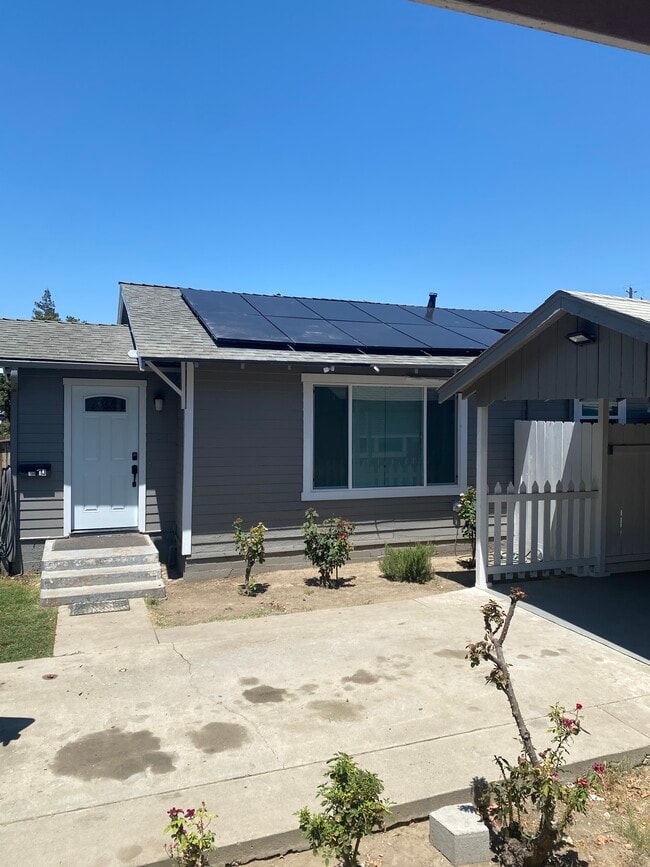 Photo - 1136 J St