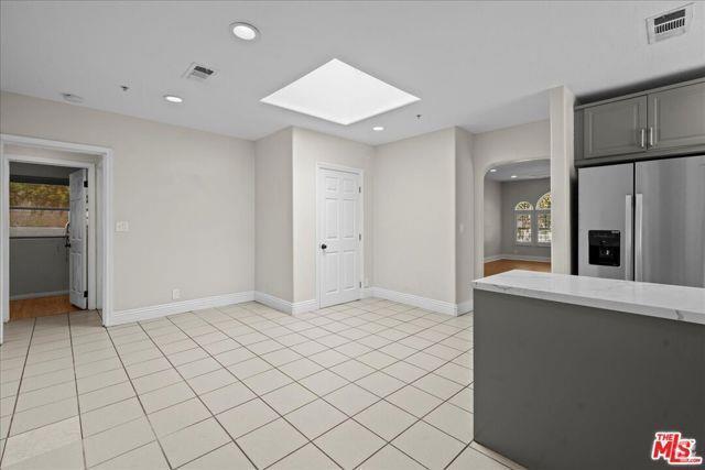 Building Photo - 825 Larrabee St Rental