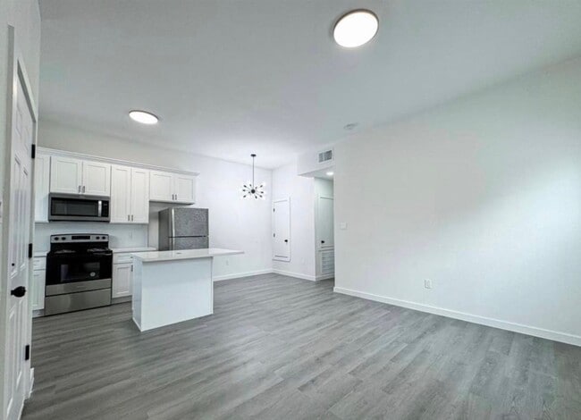 Building Photo - 328 Clearwater St