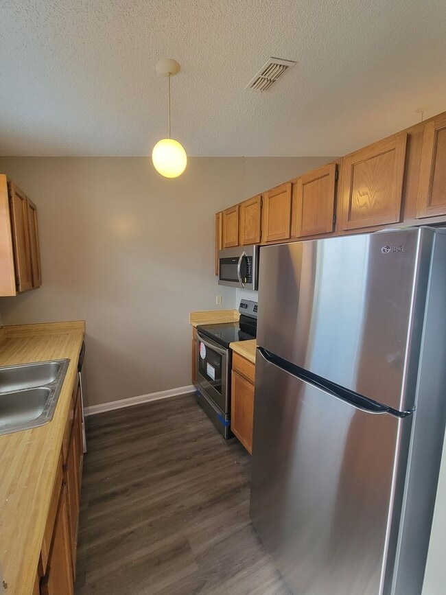Photo - $1195 - 2/2 - Jefferson Square - Move in Special