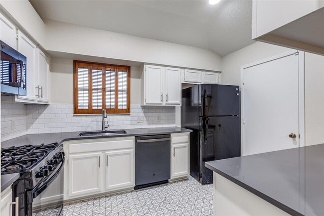 Photo - 900 Angleton Cove