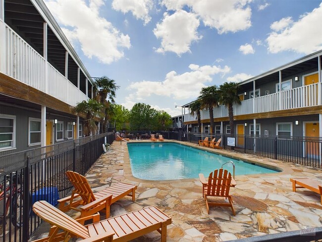 Building Photo - 2401 Manor Rd Unit 137 Rental