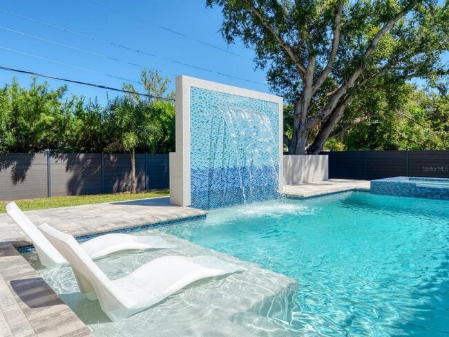 Photo - 2467 Hyde Park St