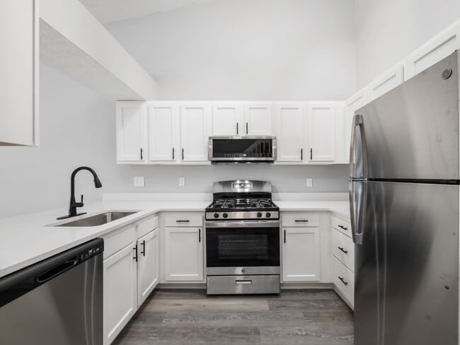 Building Photo - Elmwood Villas Apartments