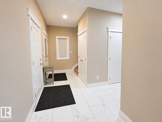 Photo - 2518-2522 22 Ave NW