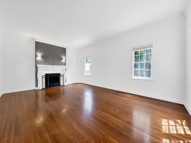 Building Photo - 7467 Hollywood Blvd