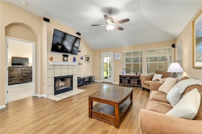 Photo - 924 Tallow Trail