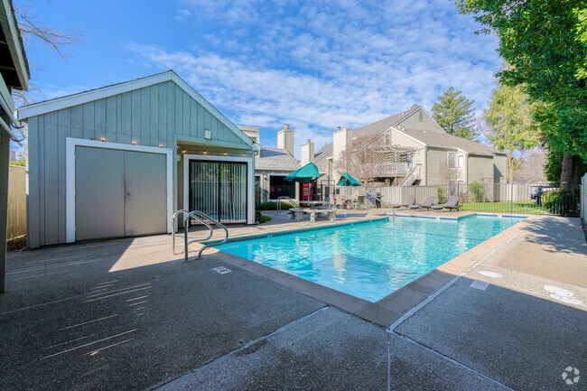 Piscina - 3 Months Free at Eastlake Apartments !