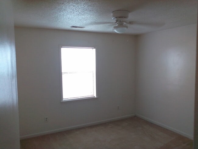 Photo - 2 Bedroom, 1 Bath Downstairs Unit ** Call us about our Move in Special**