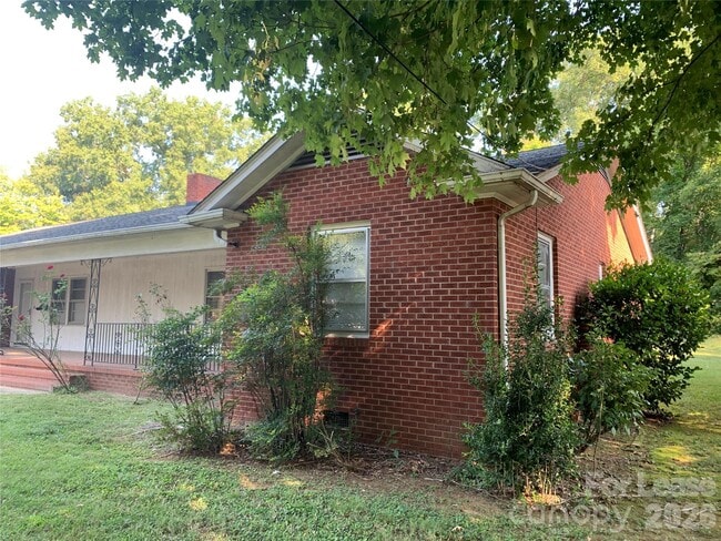 Photo - 1049 E Main St