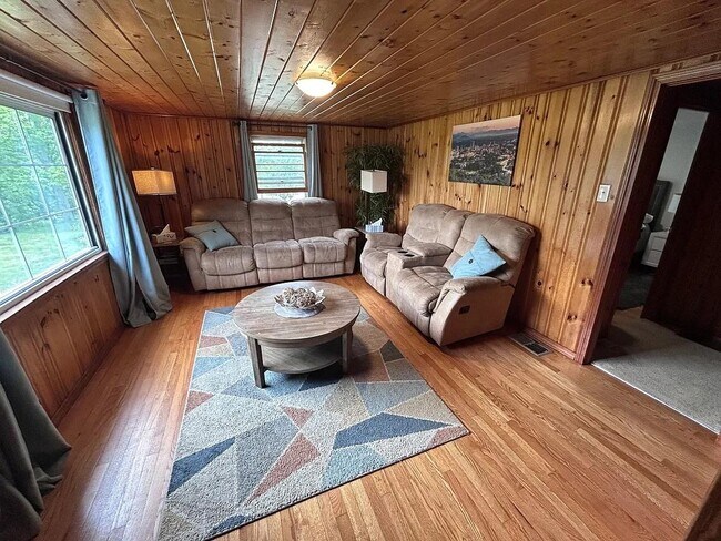 22 Redbud Ln