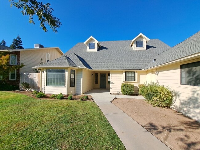 Building Photo - Beautiful 4 Bedroom Home in a Gated Community in Clovis!