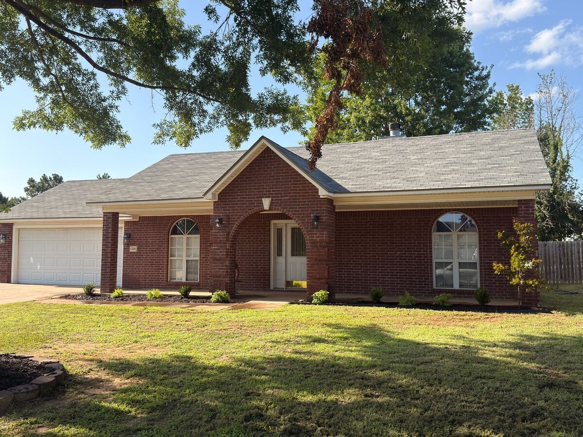 3 Bedroom Home with Fenced Backyard - 3 Bedroom Home with Fenced Backyard