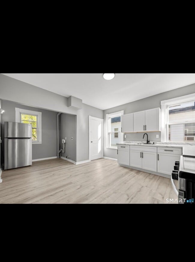 Building Photo - 362 Sigourney St Unit 2