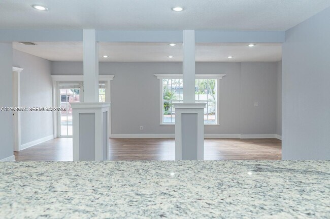 Photo - 5520 Hayes St