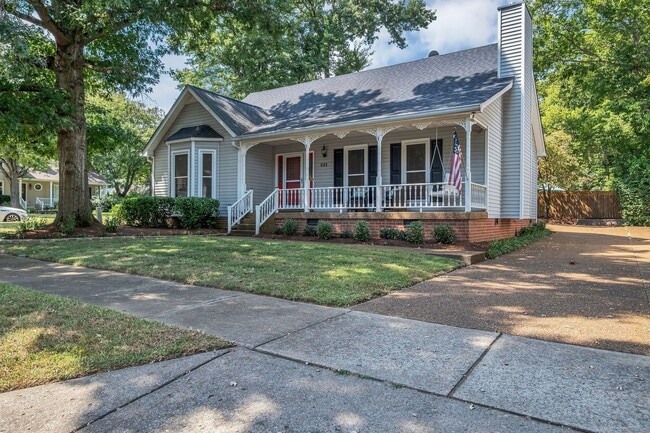Photo - 3 Bedroom Home (4th bed option) with 2 Car Garage in Downtown Franklin