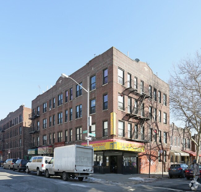Photo - 482 Riverdale Ave Apartments