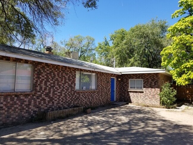 Building Photo - CLEAN CUTE SOUTH VALLEY 3 Bedroom  2 Bath