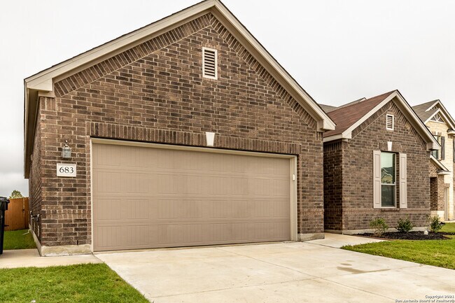 Photo - 683 Pebble Bend