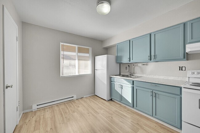 Photo - UPDATED 2bed 1bath duplex with fenced yard, WASHER + DRYER