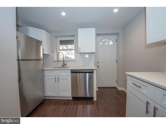 Photo - 437 Greenwich St